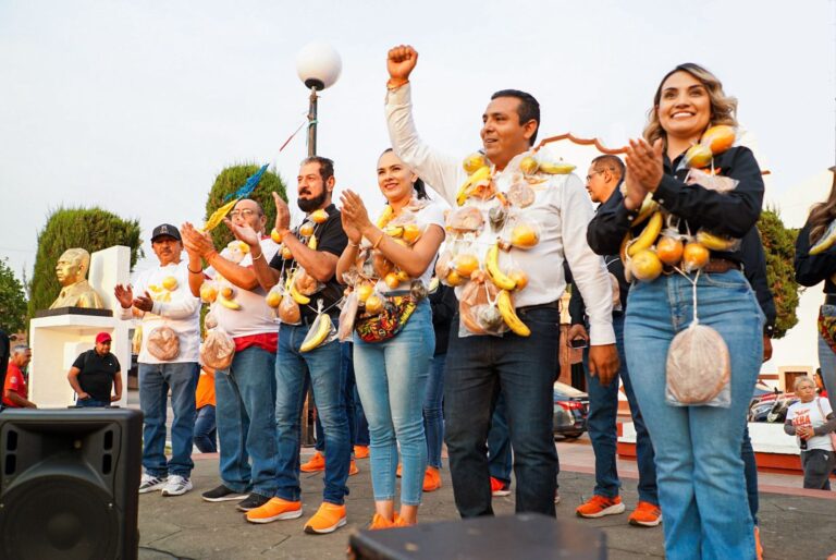 Cientos de familias apoyan esta tarde a Gerardo Sosa “El Bombero” durante su visita a la comunidad de Naranja